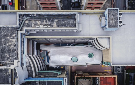 扩建九龙塘宣道小学，狭缝中的音乐厅 / 元新建城  - 具体的