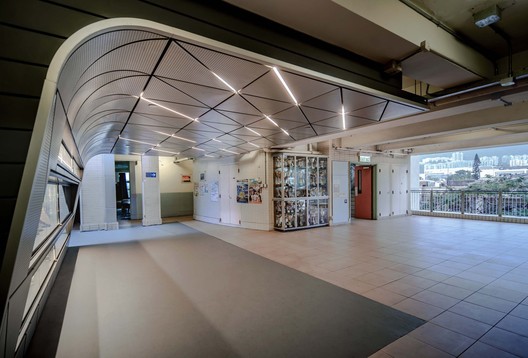 扩建九龙塘宣道小学，狭缝中的音乐厅 / 元新建城  - 室内图, 玻璃, 具体的