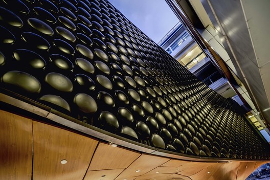 扩建九龙塘宣道小学，狭缝中的音乐厅 / 元新建城  - 室内图, 玻璃