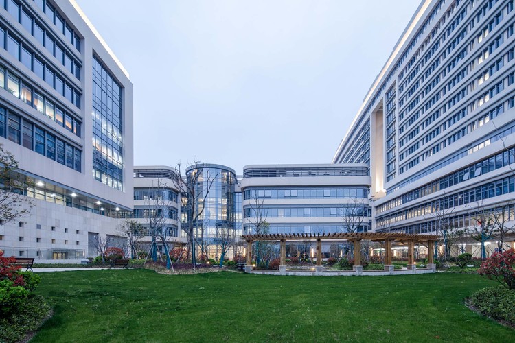 宁波市杭州湾医院 / 深总院-本原医疗建筑设计研究院 - 建筑图, 表皮, 花园