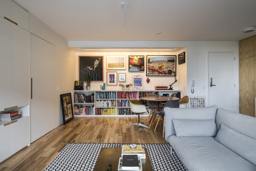Apartamento do Fabrício / INÁ Arquitetura - Fotografia de Interiores, Sala de Estar, Mesa, Sofá, Prateleira