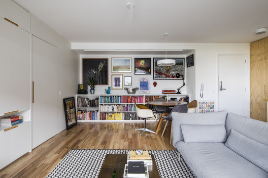 Apartamento do Fabrício / INÁ Arquitetura - Fotografia de Interiores, Sala de Estar, Mesa, Sofá, Prateleira
