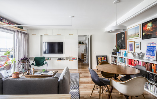 Apartamento do Fabrício / INÁ Arquitetura - Fotografia de Interiores, Sala de Estar, Mesa, Cadeira, Janela