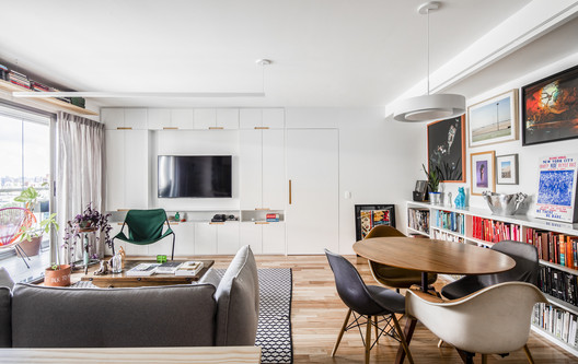 Apartamento do Fabrício / INÁ Arquitetura - Fotografia de Interiores, Sala de Estar, Mesa, Cadeira, Iluminação, Janela