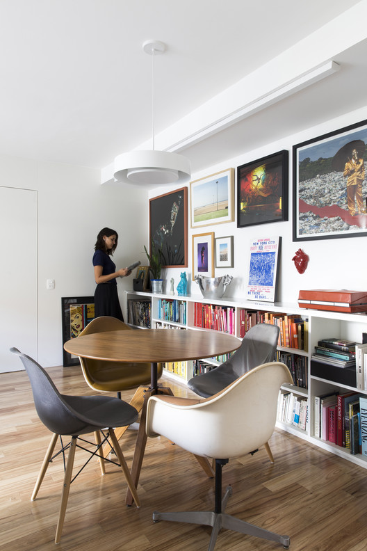 Apartamento do Fabrício / INÁ Arquitetura - Fotografia de Interiores, Mesa, Cadeira, Prateleira