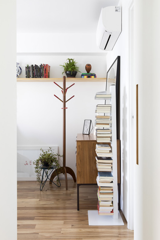 Apartamento do Fabrício / INÁ Arquitetura - Fotografia de Interiores, Mesa, Prateleira, Escada, Cadeira