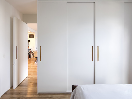 Apartamento do Fabrício / INÁ Arquitetura - Fotografia de Interiores, Dormitório, Porta