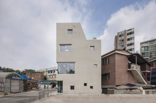 Slit House / Architects H2L Slit House / Architects H2L - Fotografia de Exterior, Fachada