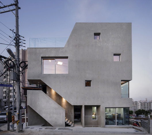 Slit House / Architects H2L Slit House / Architects H2L - Fotografia de Exterior, Fachada, Concreto