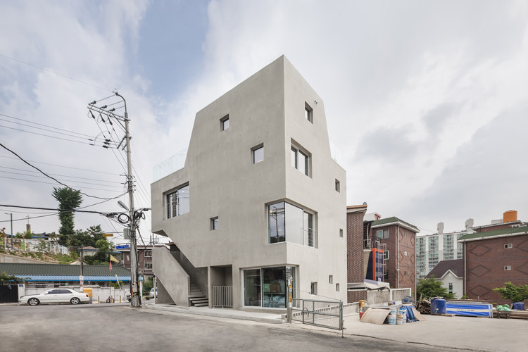 Slit House / Architects H2L - More Images