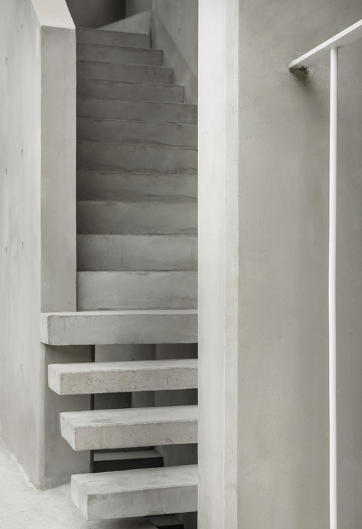 Slit House / Architects H2L Slit House / Architects H2L - Fotografia de Interiores, Escada, Concreto, Corrimão