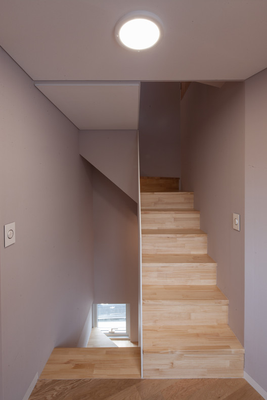 Slit House / Architects H2L Slit House / Architects H2L - Fotografia de Interiores, Escada, Janela