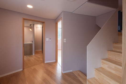 Slit House / Architects H2L Slit House / Architects H2L - Fotografia de Interiores, Madeira, Escada