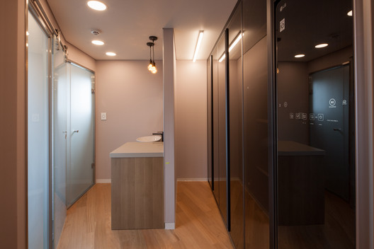 Slit House / Architects H2L Slit House / Architects H2L - Fotografia de Interiores, Banheiro, Porta