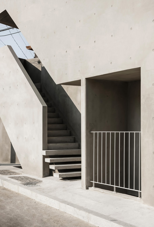 Slit House / Architects H2L Slit House / Architects H2L - Fotografia de Interiores, Escada, Concreto, Corrimão