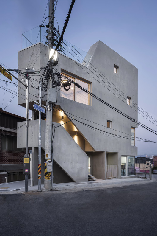 Slit House / Architects H2L Slit House / Architects H2L - Fotografia de Exterior, Concreto