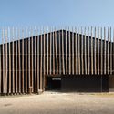 Centro Hípico de Pedras Salgadas / Luís Rebelo de Andrade - Fotografia de Exterior, Arquitetura Esportiva, Fachada, Pilar
