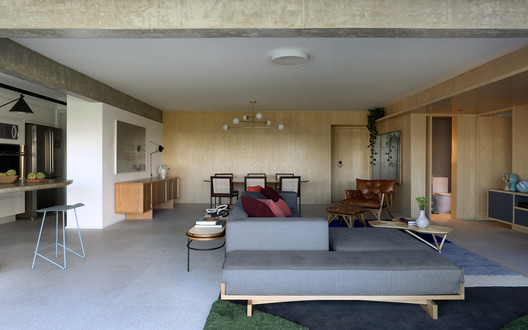 Apartamento TG / Ana Sawaia Arquitetura - Fotografia de Interiores, Sala de Estar, Mesa, Cadeira