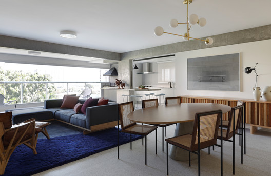 Apartamento TG / Ana Sawaia Arquitetura - Fotografia de Interiores, Sala de Estar, Mesa, Sofá, Cadeira, Bancada, Viga