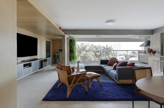 Apartamento TG / Ana Sawaia Arquitetura - Fotografia de Interiores, Sala de Estar, Mesa, Sofá, Cadeira