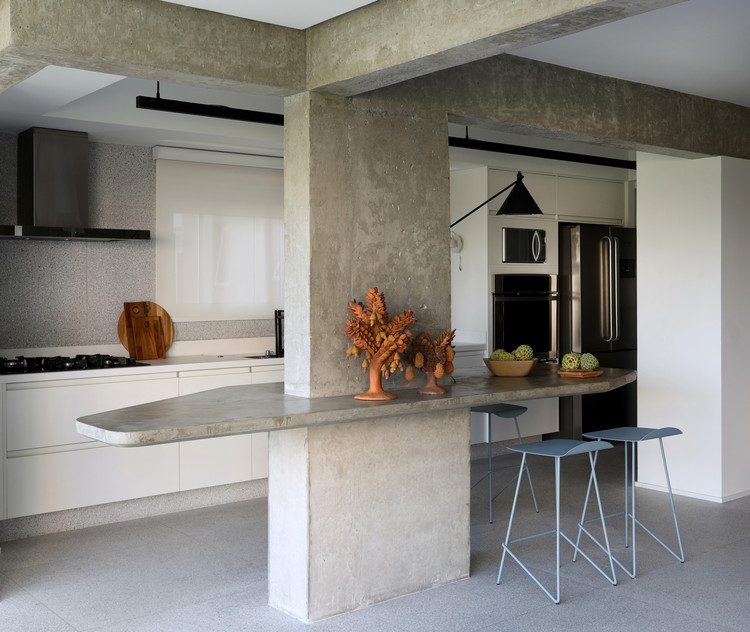 Apartamento TG / Ana Sawaia Arquitetura - Fotografia de Interiores, Cozinha, Mesa, Cadeira, Viga