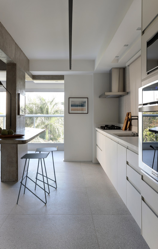 Apartamento TG / Ana Sawaia Arquitetura - Fotografia de Interiores, Cozinha, Bancada, Iluminação, Mesa, Janela, Cadeira, Viga