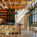 美国锯木厂改造，新墨西哥州风格美食广场 /  api(+) and Islyn Studio - 室内图, 木头, 梁