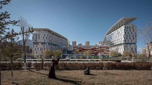 Hospital da Mulher e da Criança do Tibete / BAZUO Architecture Studio Hospital da Mulher e da Criança do Tibete / BAZUO Architecture Studio - Fotografia de Exterior, Fachada