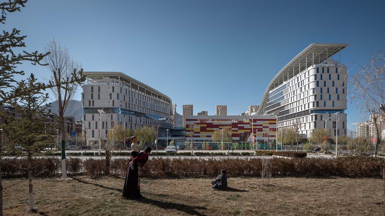 Hospital da Mulher e da Criança do Tibete / BAZUO Architecture Studio - Fotografia de Exterior, Fachada