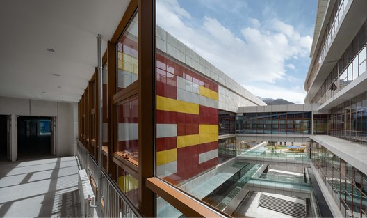 Hospital da Mulher e da Criança do Tibete / BAZUO Architecture Studio Hospital da Mulher e da Criança do Tibete / BAZUO Architecture Studio - Fotografia de Interiores, Escada, Fachada, Vidro