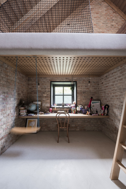 House V / Martin Skoček - Interior Photography, Table, Windows, Chair, Beam