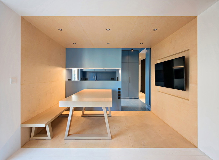 Cocinas monocromáticas: 3 estrategias de diseño con un solo color , Apartamento em Korydallos / Plaini and Karahalios Architects. Image © Nikos Papageorgiou