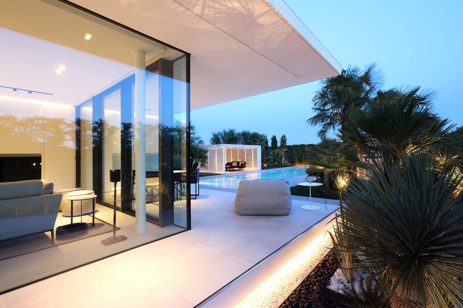 Gallery of Jesolo Lido Beach Villa / JM Architecture - 14