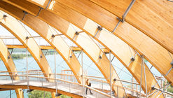 Esfera de Madeira em Steinberg am See / HESS TIMBER