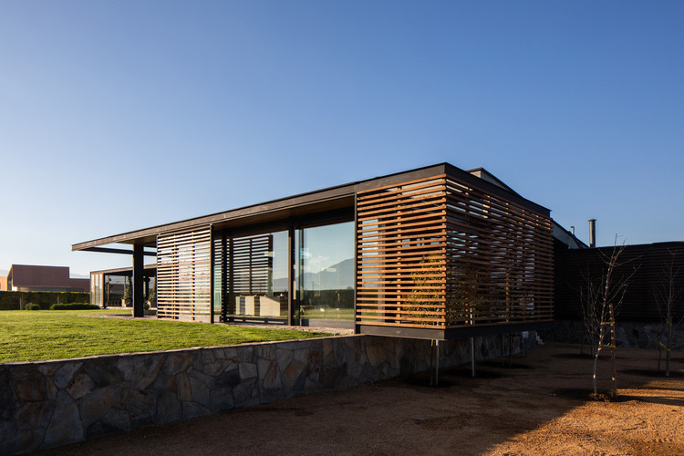 Ampliación Isla Maipo / Pedro Ruiz + Benjamín Smart - Fotografía exterior, Ventanas, Fachada, Fijación Vigas