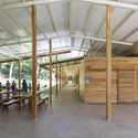 Escuela Waldorf Casa de las Estrellas / Salagnac Arquitectos - Fotografía interior, Escuela Primaria, Fijación Vigas, Fachada, Mesas, Sillas