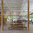 Escuela Waldorf Casa de las Estrellas / Salagnac Arquitectos - Fotografía interior, Escuela Primaria, Patio, Fijación Vigas, Fachada, Mesas, Sillas, Bancas