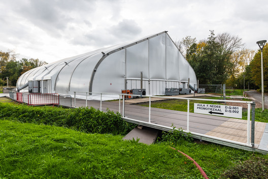 Curl la Tourelle Head Builds First Socially Distanced Tent for a London Primary School - Image 3 of 11