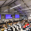 Curl la Tourelle Head constrói a primeira tenda com distanciamento social para uma escola primária de Londres - Image 3 of 4