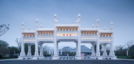 Reconstrução da Praça Jiyu / UAD Reconstrução da Praça Jiyu / UAD - Fotografia de Exterior, Pilar