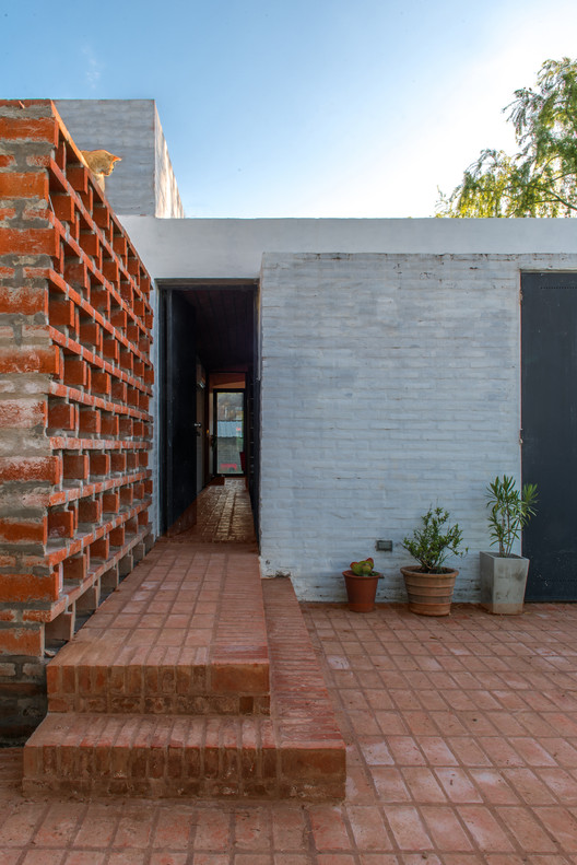 Casa Cerámica / Ezequiel Spinelli + Facundo S. López - Ladrillo, Fachada, Patio interior