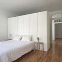 Casa Rua da Costa / João Laranja Queirós - Fotografia de Interiores, Renovação, Dormitório, Porta, Fachada, Arco, Cama