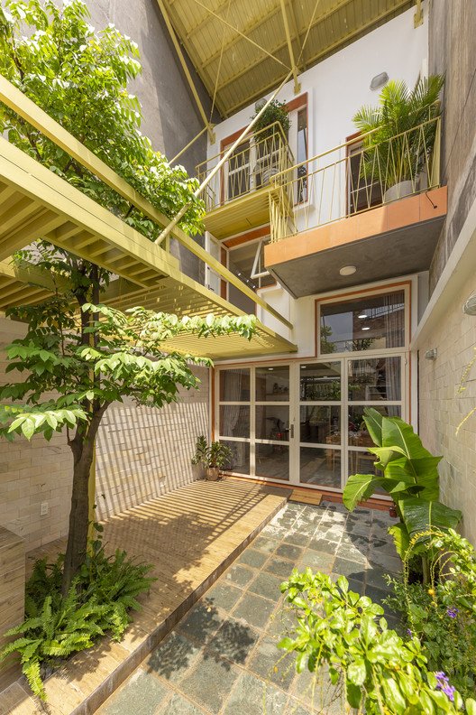 Double Roof House / Khuon Studio - Interior Photography, Facade, Windows, Garden, Handrail, Courtyard