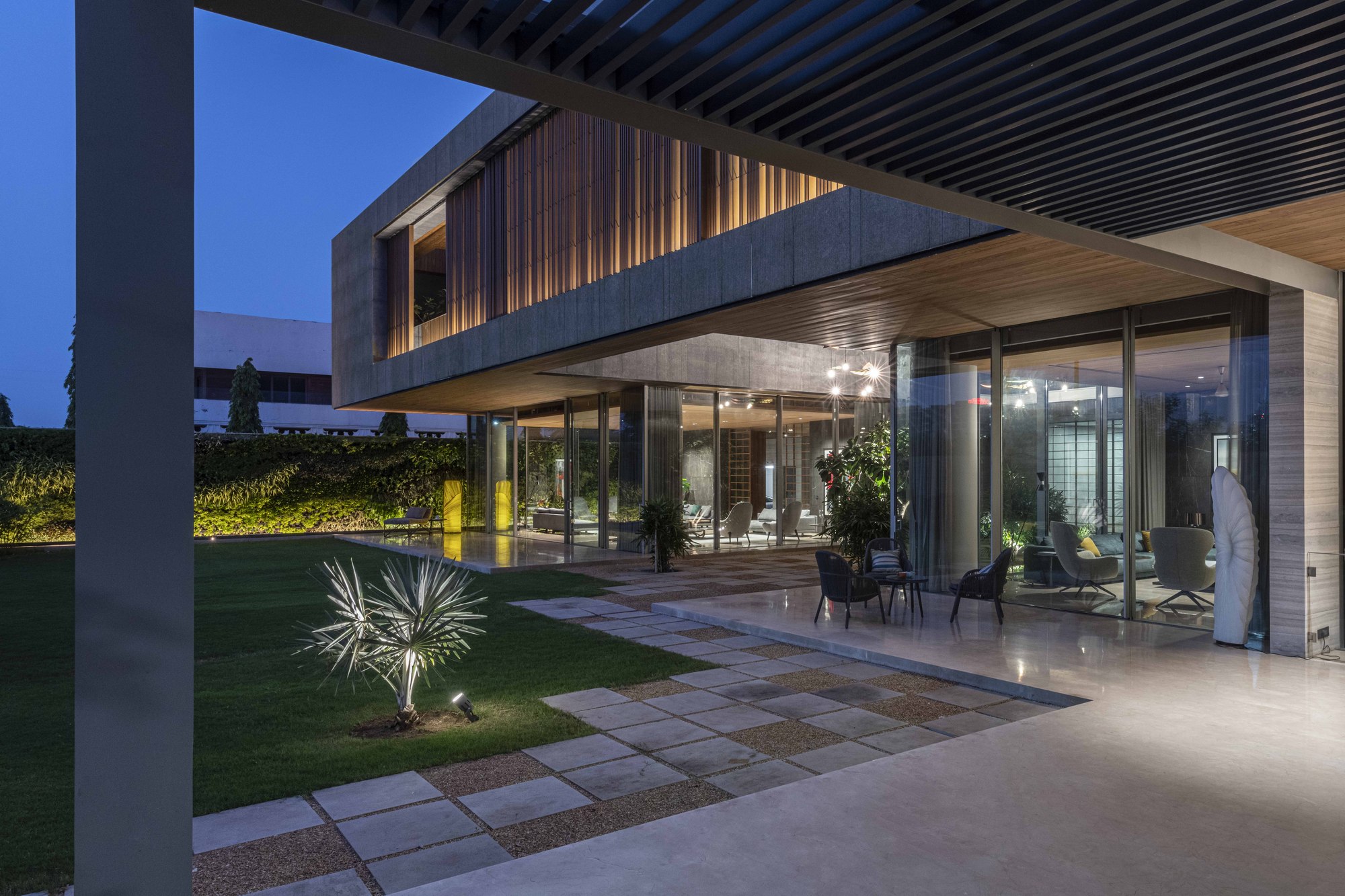 Gallery of HHouse / Co.lab Design Studio 11