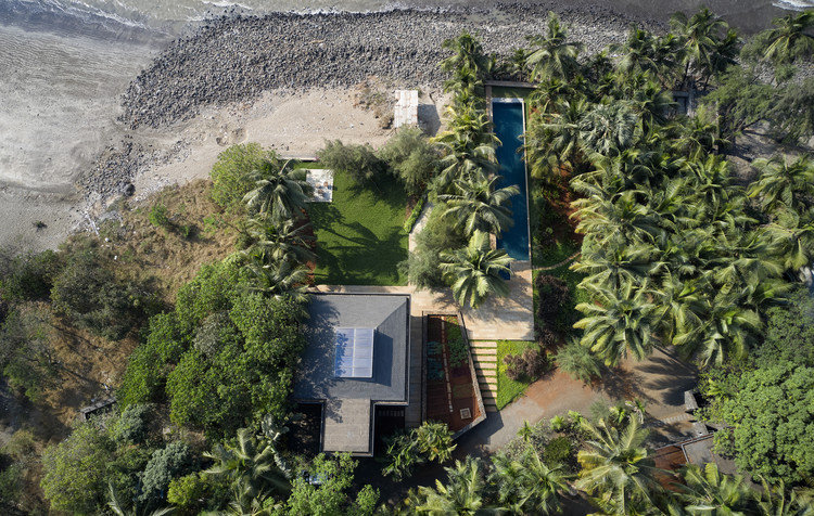 House in a Beach Garden  / Architecture BRIO - Exterior Photography, Windows, Forest