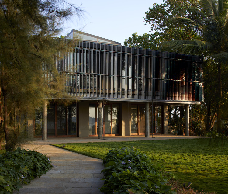 House in a Beach Garden  / Architecture BRIO - Exterior Photography, Facade, Garden, Courtyard