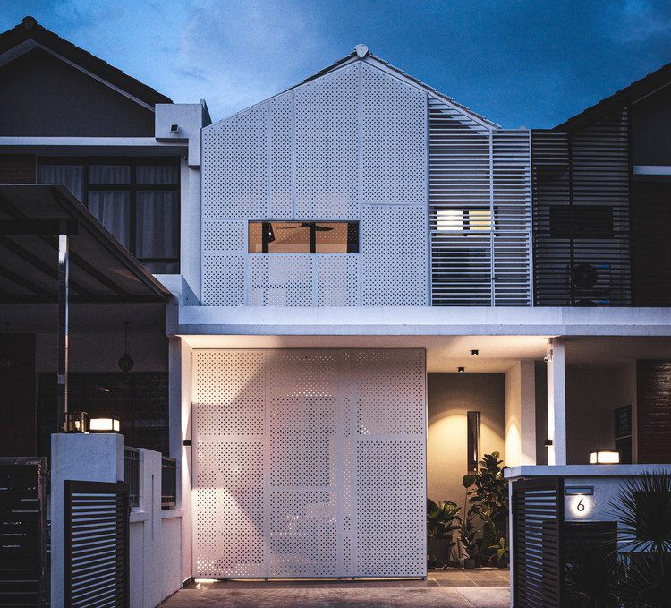 Filtered Light House / CRS SDN BHD - More Images