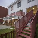 Escola Da Familia / ARKITITO Arquitetura + Oficina umauma + Luiza Gottschalk - Fotografia de Exterior, Renovação, Aido, Fachada, Cerca, Escada, Corrimão