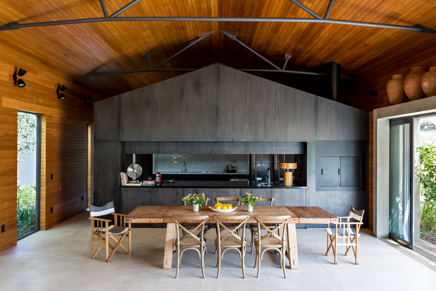 Casa Jordão / FGMF - Cozinha, Viga, Fachada, Mesa, Cadeira, Iluminação, Bancada