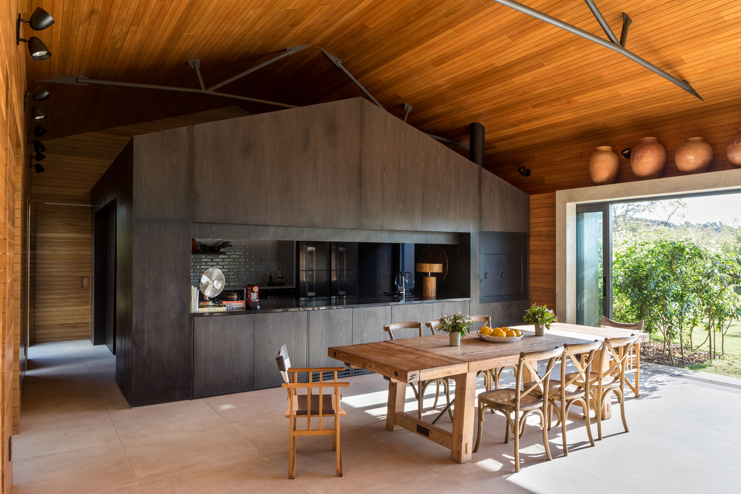 Casa Jordão / FGMF - Pátio, Viga, Mesa, Iluminação, Cadeira